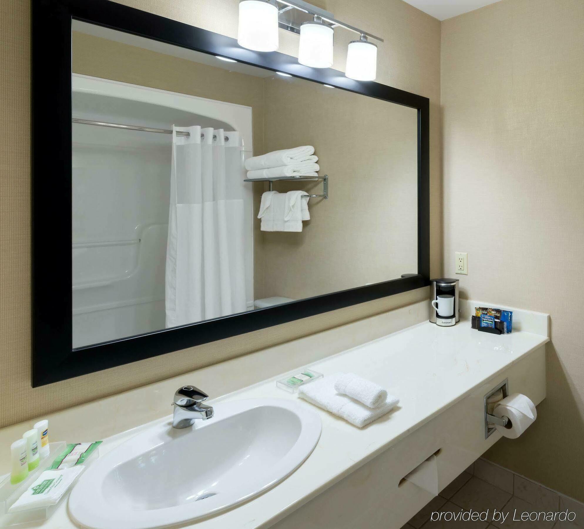 Quality Inn & Suites Oakville Dış mekan fotoğraf